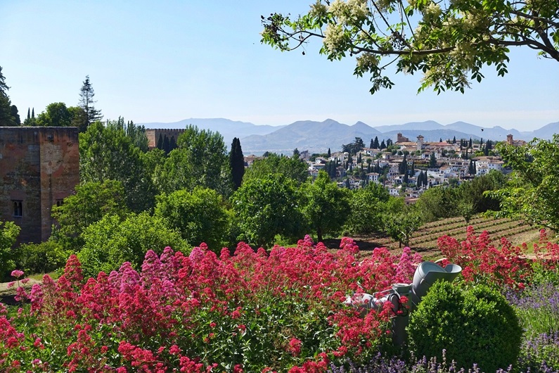 Travel Granada Alhambra • Generalife Gardens