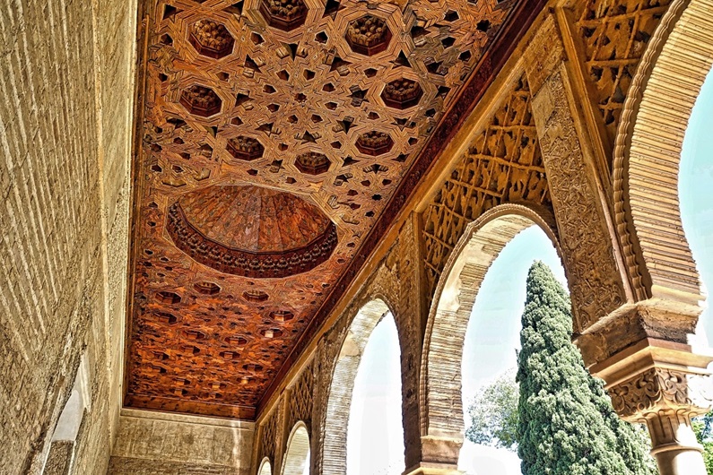Travel Granada Alhambra • Palace of the Lions